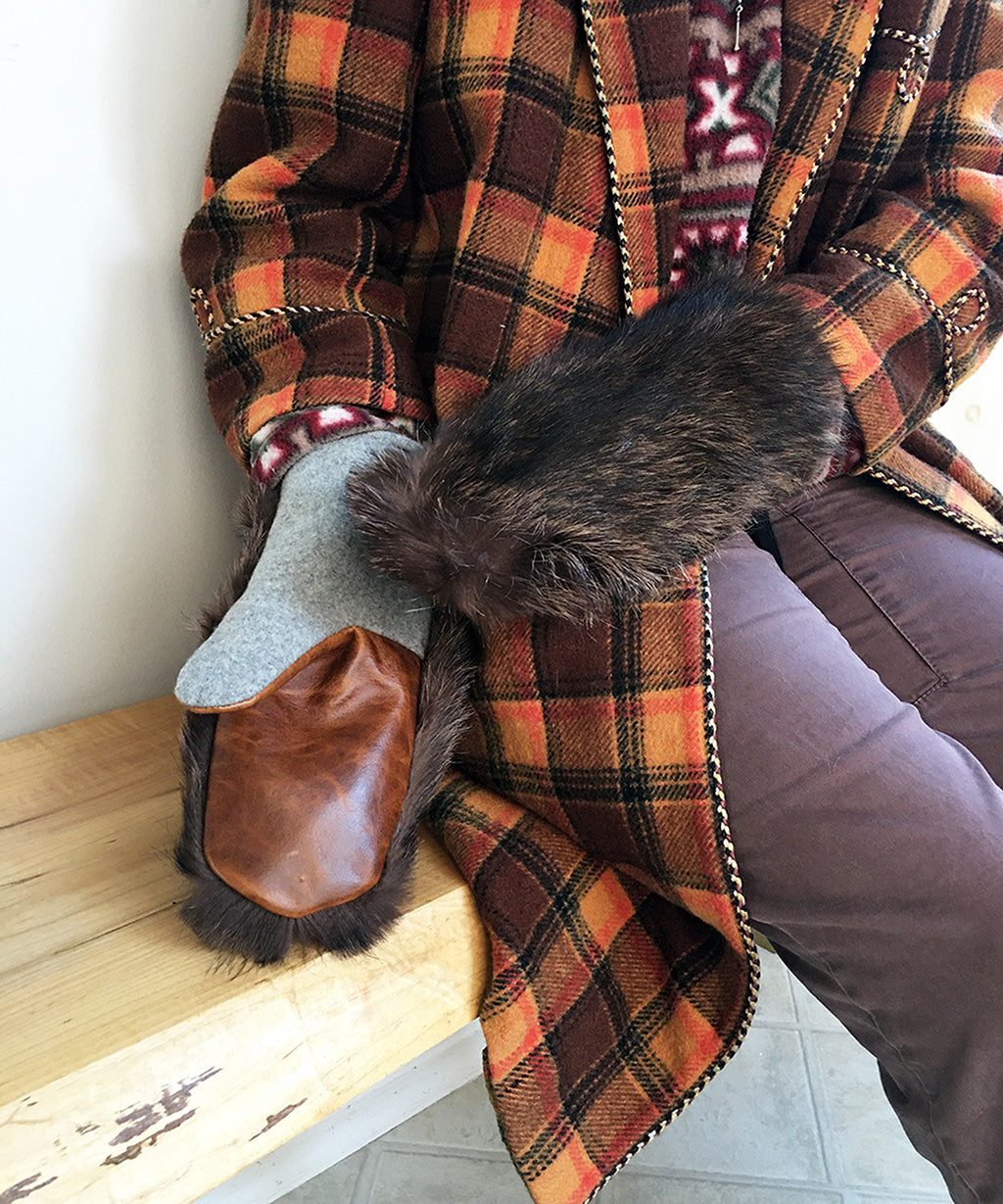 Women's Medium Eco-Friendly Real Fur Mittens - Raccoon