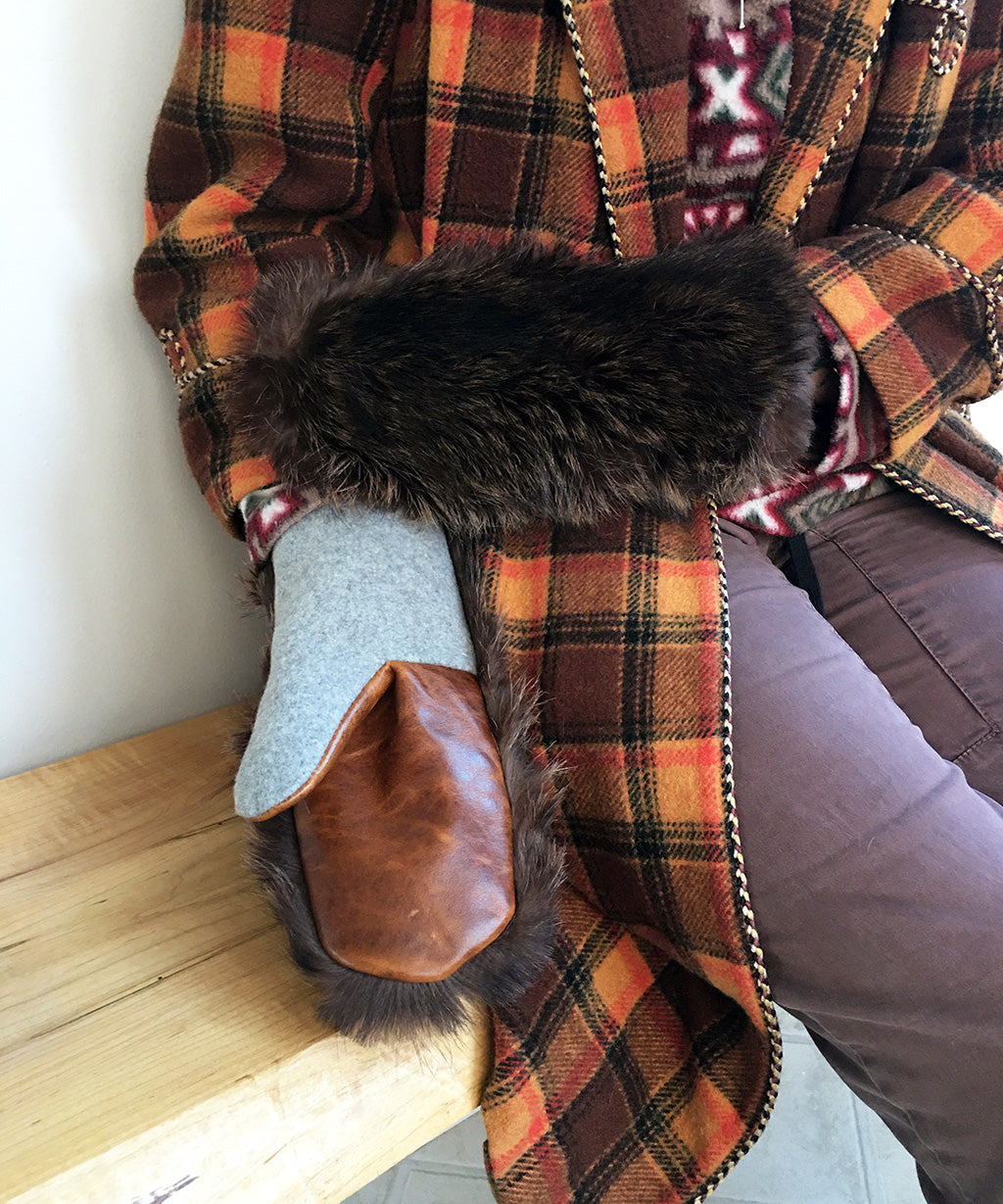 Women's Medium Eco-Friendly Real Fur Mittens - Raccoon
