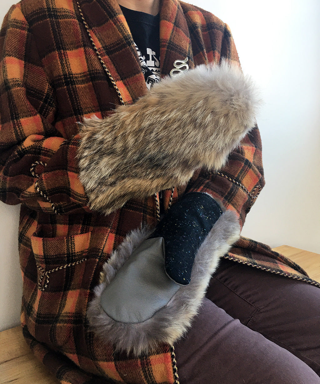 Women's Medium Eco-Friendly Real Fur Mittens - Coyote Fur