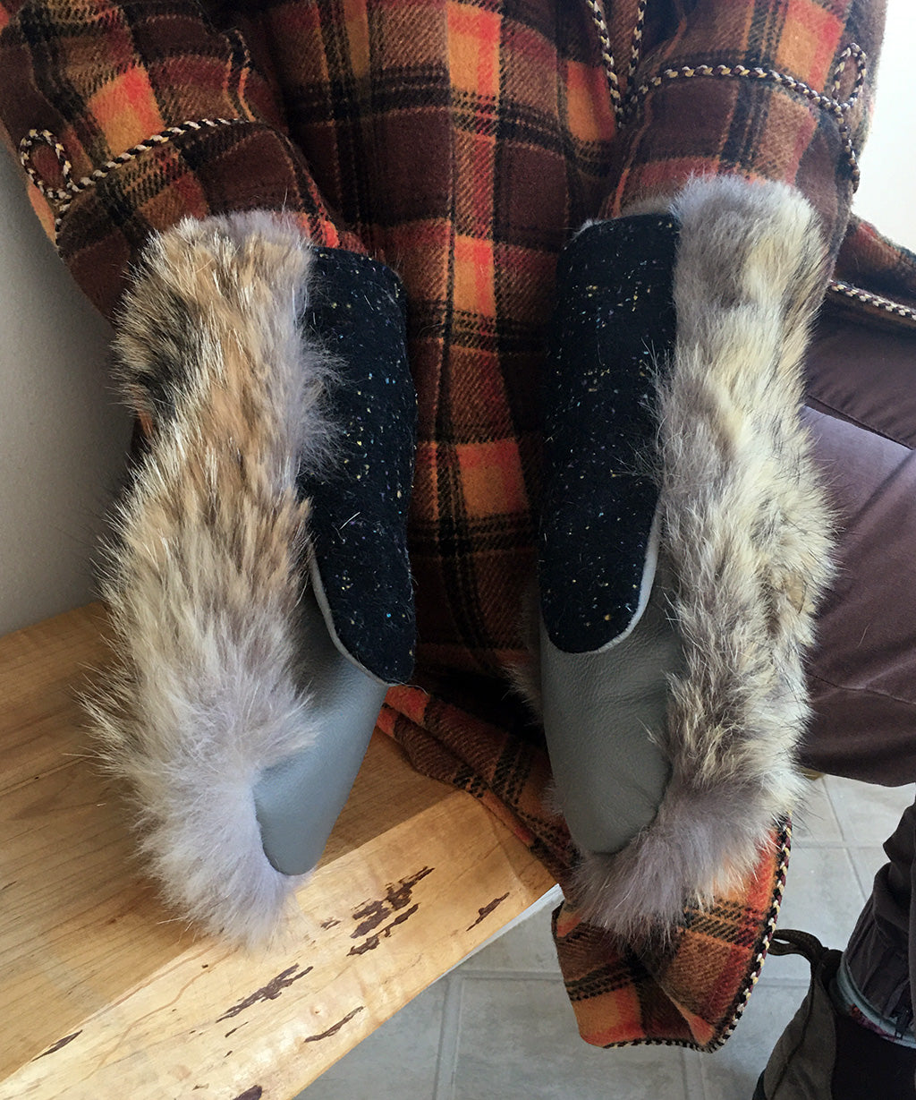 Women's Medium Eco-Friendly Real Fur Mittens - Coyote Fur