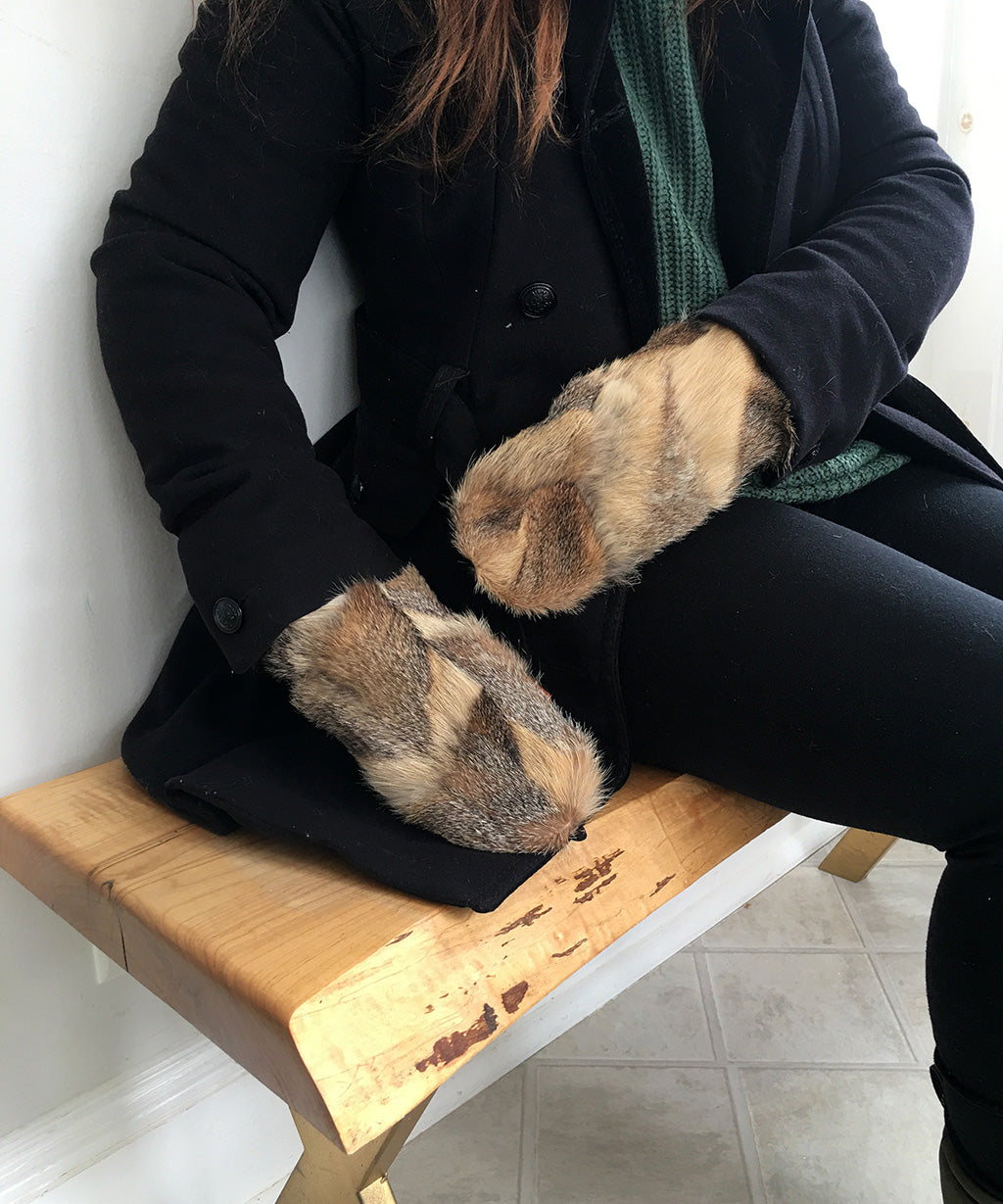 Women's Medium Eco-Friendly Real Fur Mittens - Coyote Fur Short Hair