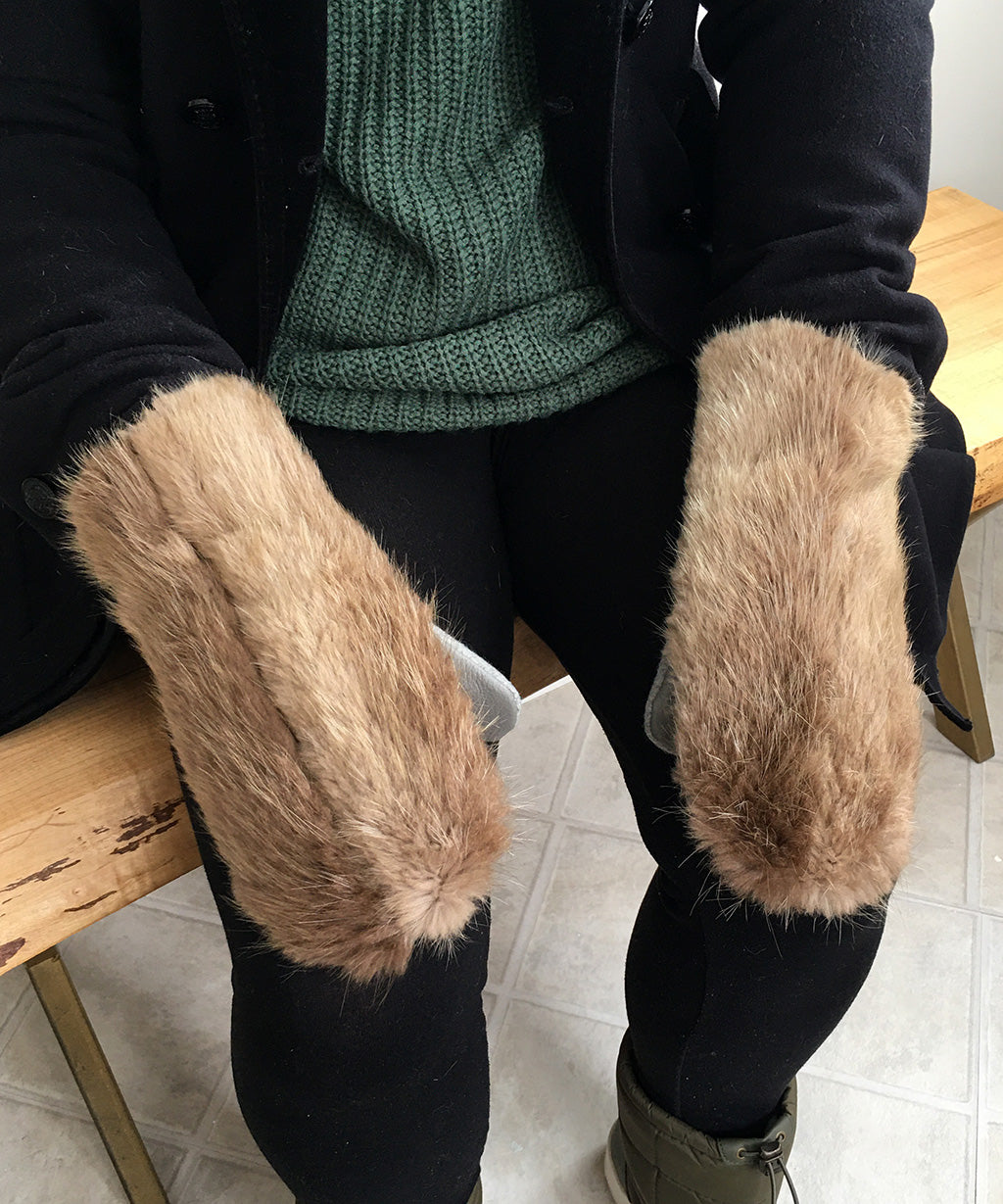 Women's Medium Eco-Friendly Real Fur Mittens - Beaver Fur