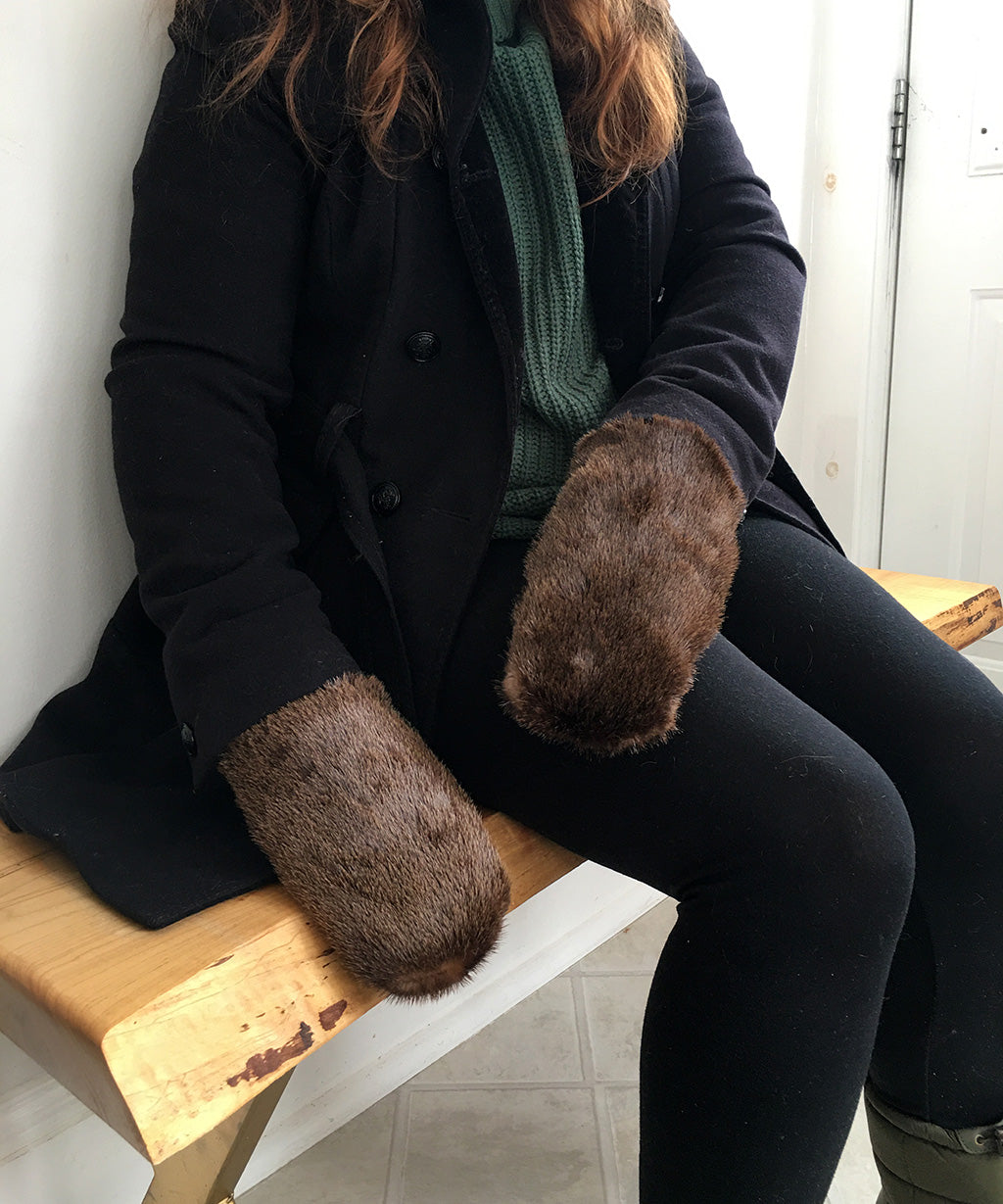 Women's Medium Eco-Friendly Real Fur Mittens - Otter Fur with Green Wool