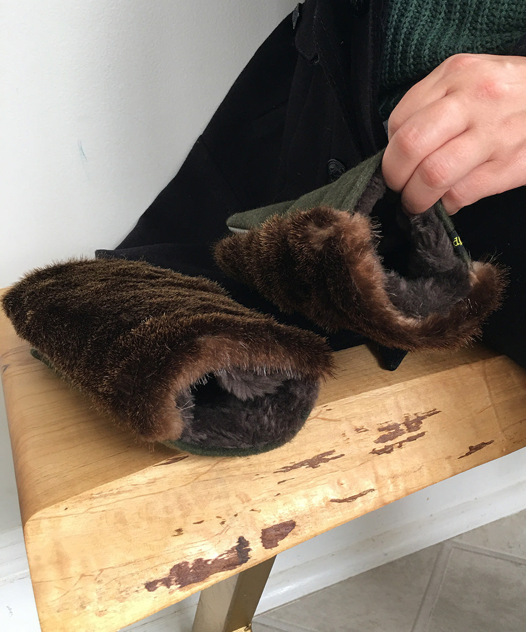 Women's Medium Eco-Friendly Real Fur Mittens - Otter Fur with Green Wool