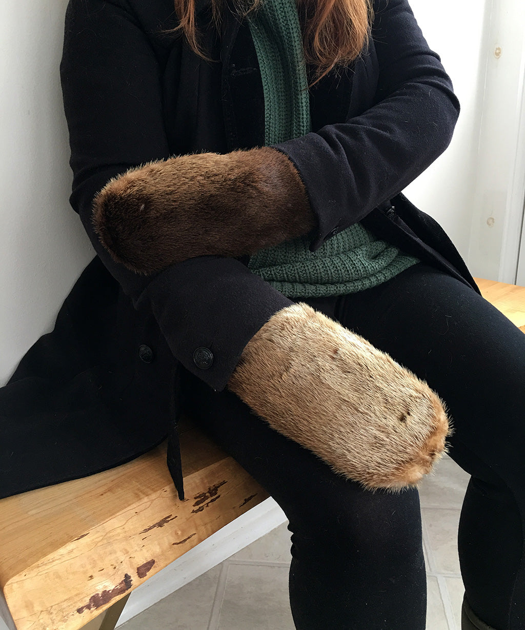 Women's Medium Eco-Friendly Real Fur Mittens - Otter with Black Wool