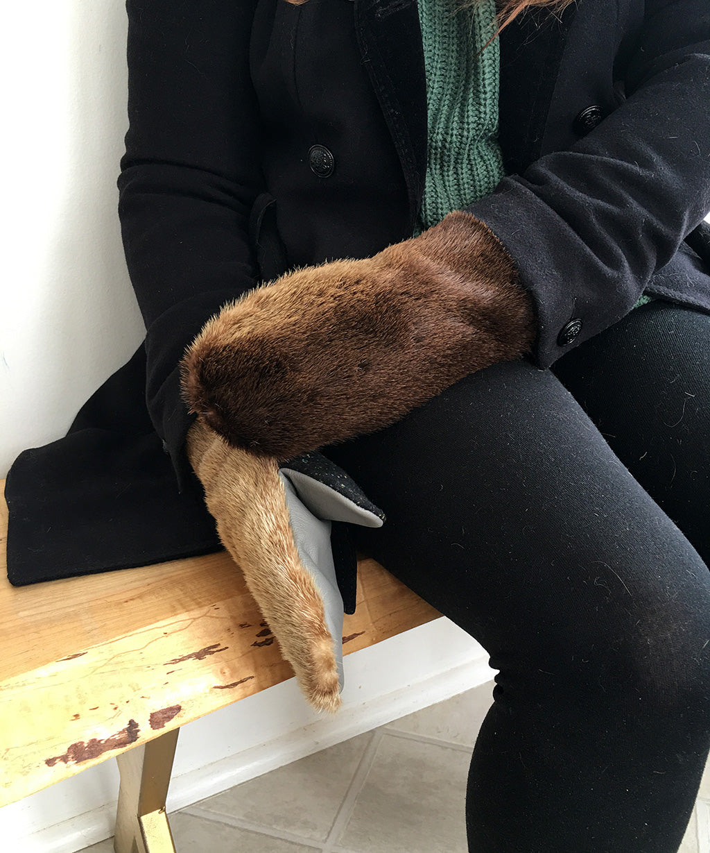 Women's Medium Eco-Friendly Real Fur Mittens - Otter with Black Wool