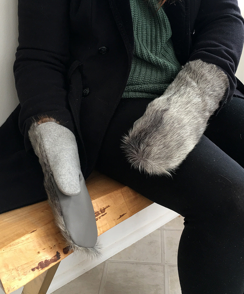 Women's Medium Eco-Friendly Real Fur Mittens - Dark Gray Broadtail Sheep