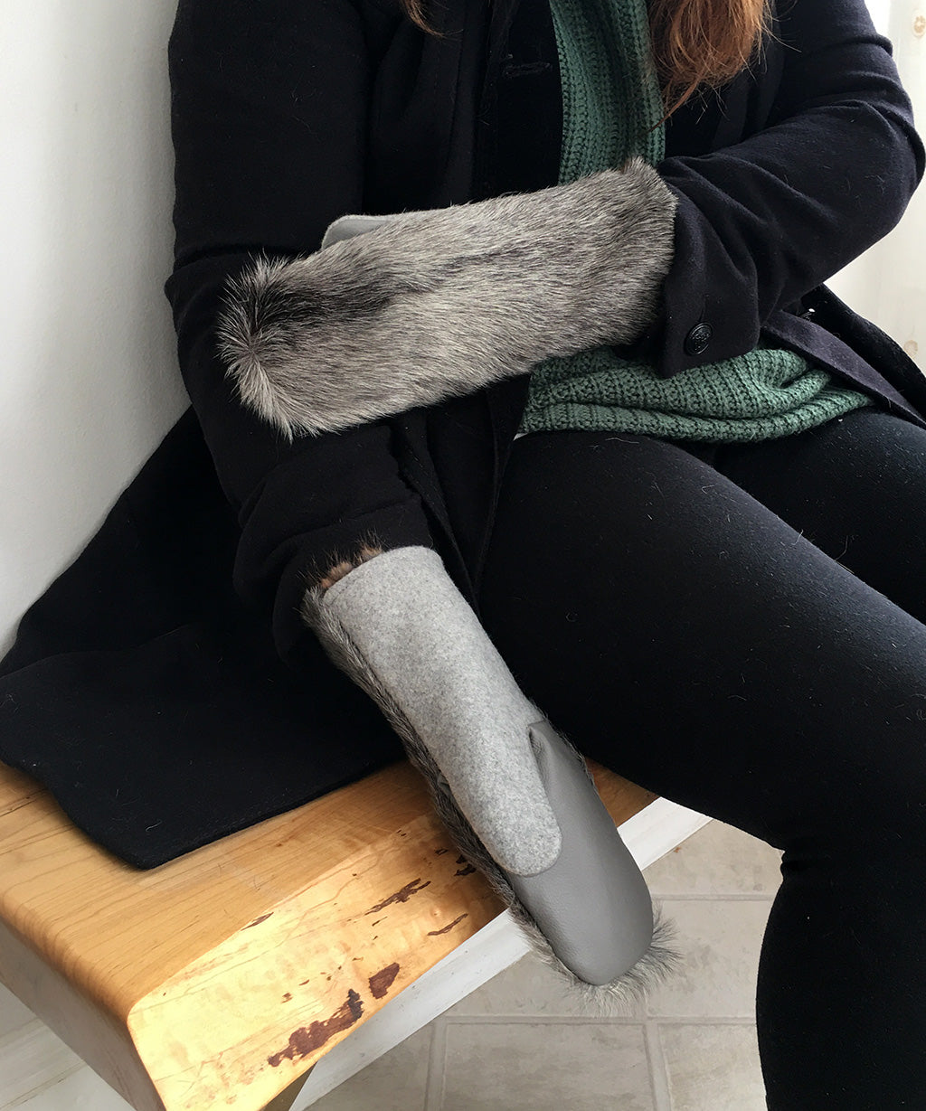 Women's Medium Eco-Friendly Real Fur Mittens - Dark Gray Broadtail Sheep