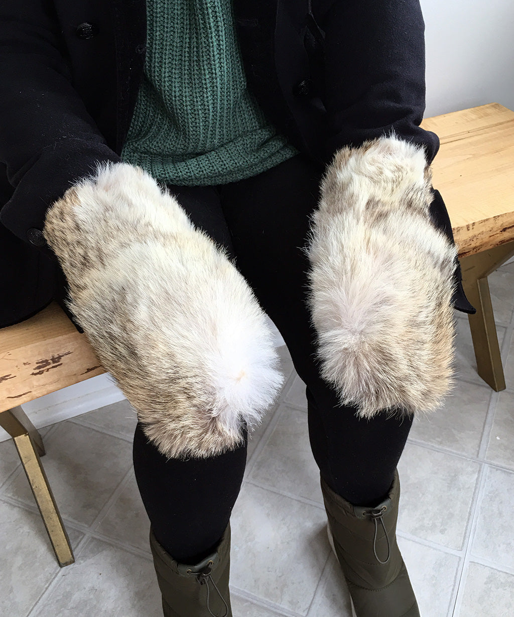 Women's Large / Men's Small Eco-Friendly Real Fur Mittens - Coyote Fur