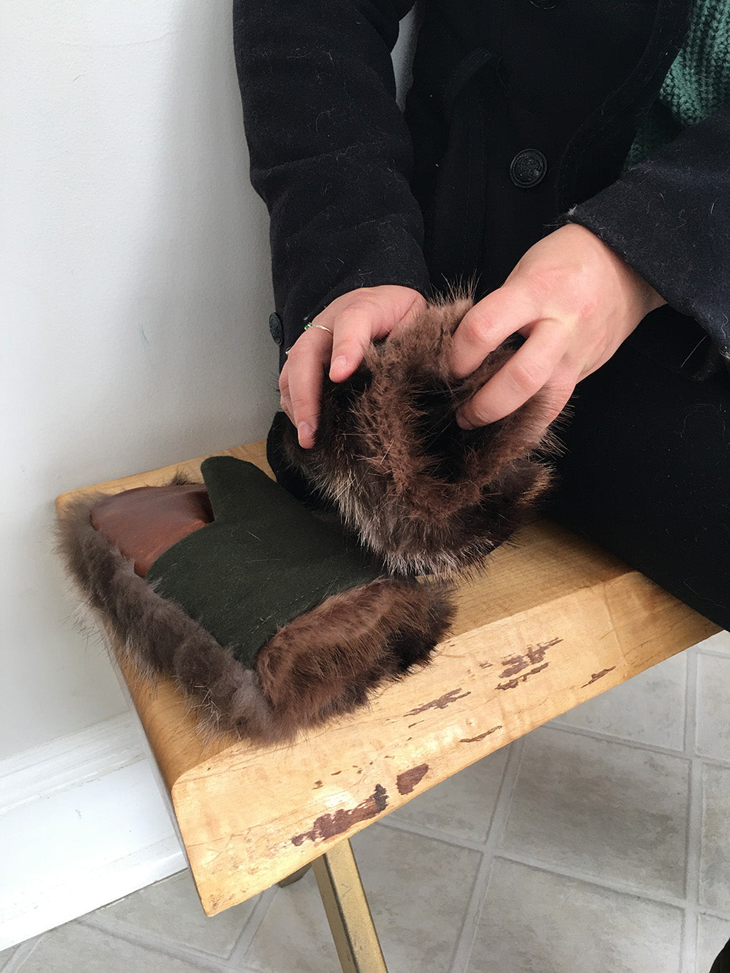 Women's Large / Men's Small Eco-Friendly Real Fur Mittens - Raccoon Fur